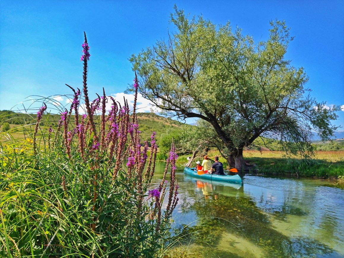 Kanu safari predstavlja inovativnu turističku atrakciju u Livnu, gdje svaka krivina rijeke donosi jedinstvenu avanturu.